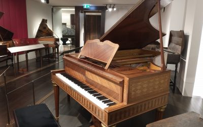 Playing a historical piano